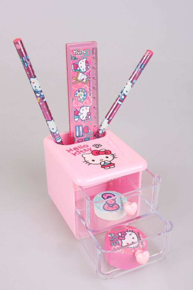 DEKOMUS İLE YENİ SEZON LİSANSLI HELLO KITTY MASA KALEMLİĞİ,CETVEL,KURŞUN KALEM,SİLGİ VE KALEMTRAŞ SETİ