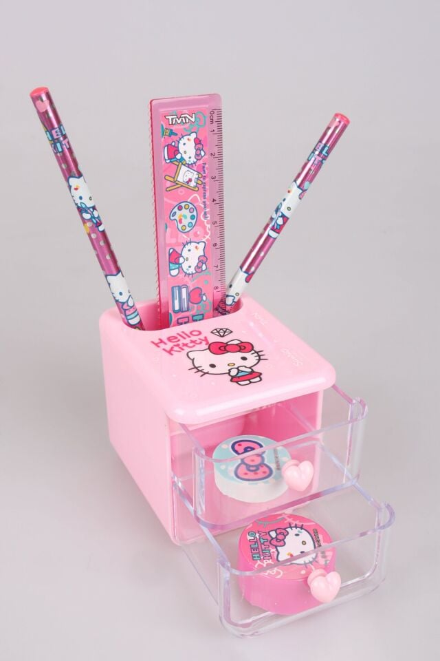DEKOMUS İLE YENİ SEZON LİSANSLI HELLO KITTY MASA KALEMLİĞİ,CETVEL,KURŞUN KALEM,SİLGİ VE KALEMTRAŞ SETİ