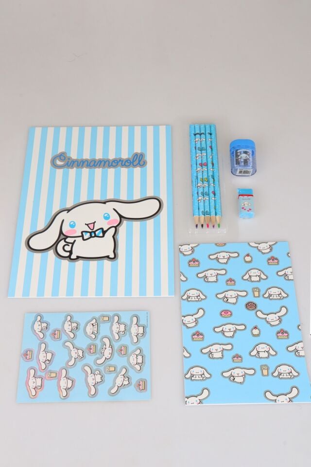 ''DEKOMUS CEP DEFTERİ HEDİYELİ'' LİSANSLI CINNAMOROLL 8 PARÇALI BOYAMA SETİ  5 ADET BOYA KALEMİ,2 ADET BOYAMA KİTABI VE STICKER