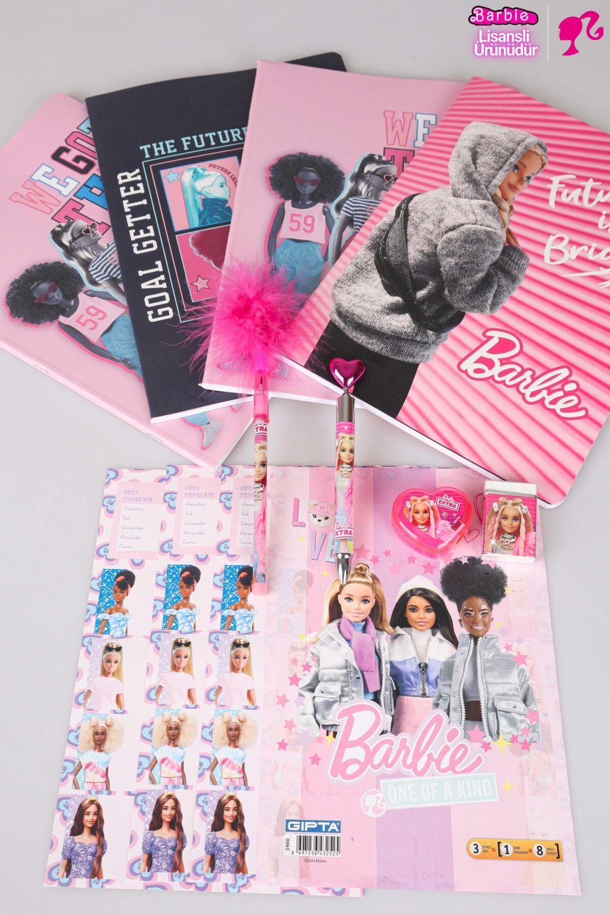 DEKOMUS İLE LİSANSLI YENİ SEZON BARBIE A4 2 ADET KARELİ,2 ADET ÇİZGİLİ DEFTER,24'LÜ OKUL ETİKETİ,KALEM,SİLGİ VE KALEMTRAŞ SETİ