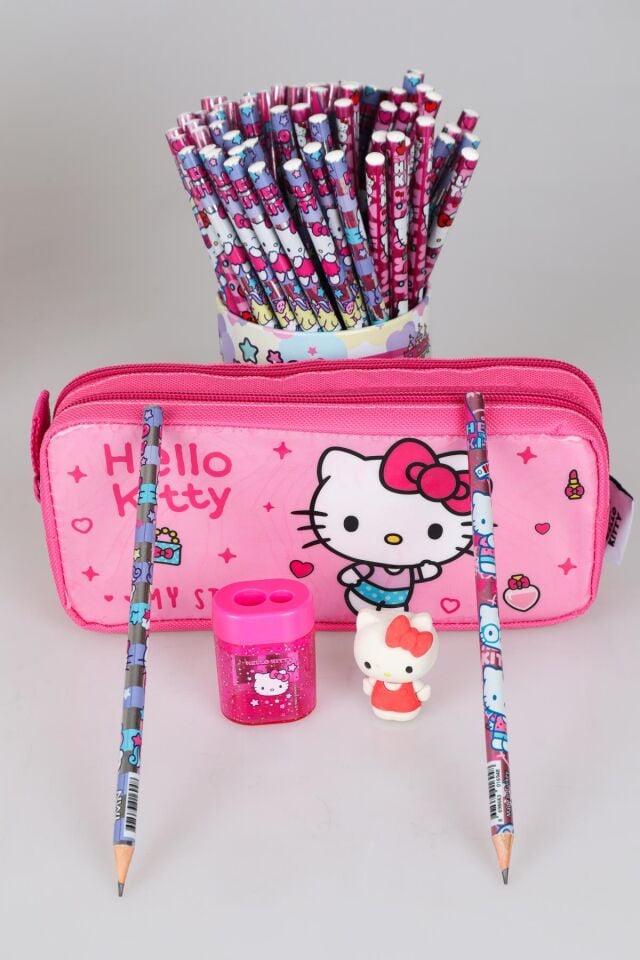 DEKOMUS İLE YENİ SEZON LİSANSLI HELLO KITTY KALEM ÇANTASI,2 ADET KURŞUN KALEM,KALEMTRAŞ VE 3D SİLGİ SETİ