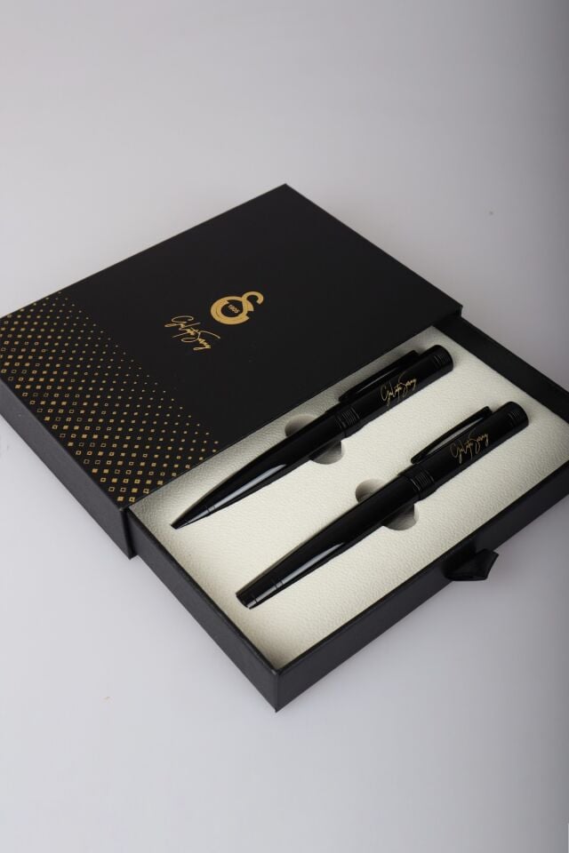 DEKOMUS İLE LİSANSLI GALATASARAY KUTULU 2'Lİ DOLMA KALEM & TÜKENMEZ KALEM PREMIUM SET ''DEKOMUS ÖZEL KUTULU COMFORT KALEM HEDİYELİ''