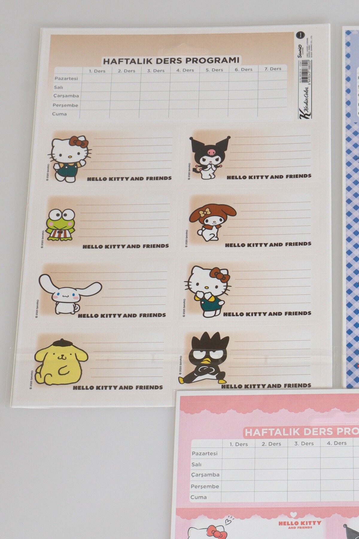 DEKOMUS CEP DEFTERİ VE YENİ SEZON LİSANSLI HELLO KITTY AND BEST FRIENDS 24'LÜ OKUL ETİKETİ 2'LİSİ