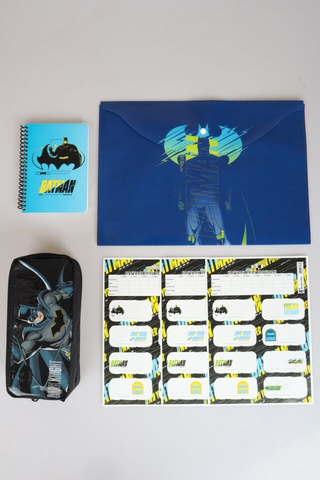 DEKOMUS İLE LİSANSLI BATMAN KALEM ÇANTASI,ÇITÇIT DOSYA,BLOKNOT VE 24'LÜ OKUL ETİKETİ SETİ