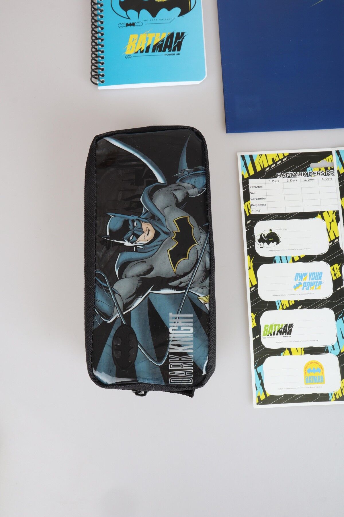 DEKOMUS İLE LİSANSLI BATMAN KALEM ÇANTASI,ÇITÇIT DOSYA,BLOKNOT VE 24'LÜ OKUL ETİKETİ SETİ