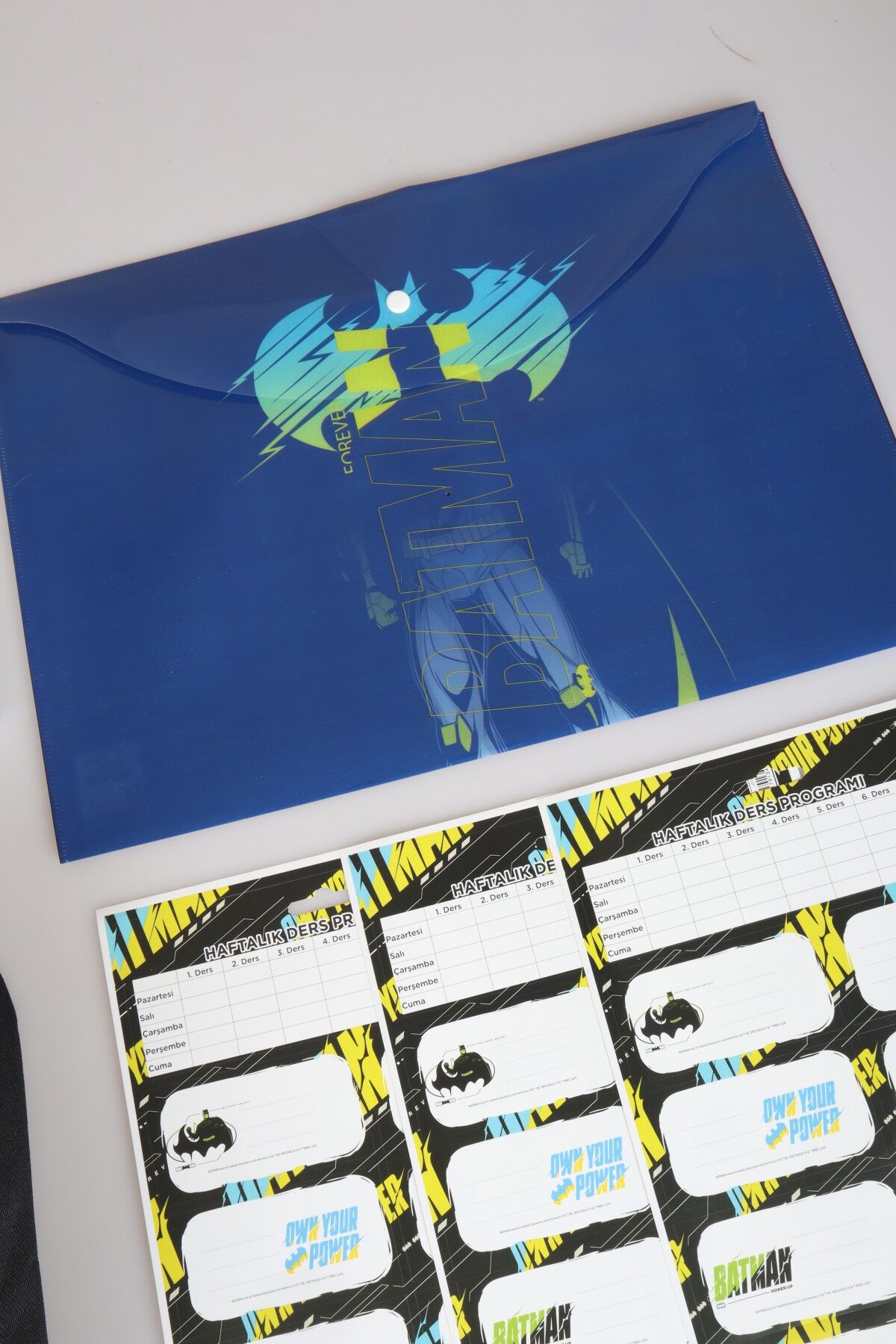 DEKOMUS İLE LİSANSLI BATMAN KALEM ÇANTASI,ÇITÇIT DOSYA,BLOKNOT VE 24'LÜ OKUL ETİKETİ SETİ