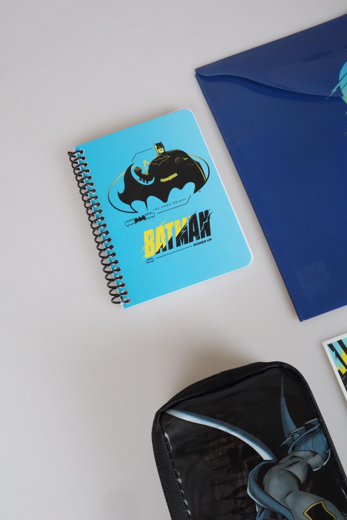 DEKOMUS İLE LİSANSLI BATMAN KALEM ÇANTASI,ÇITÇIT DOSYA,BLOKNOT VE 24'LÜ OKUL ETİKETİ SETİ