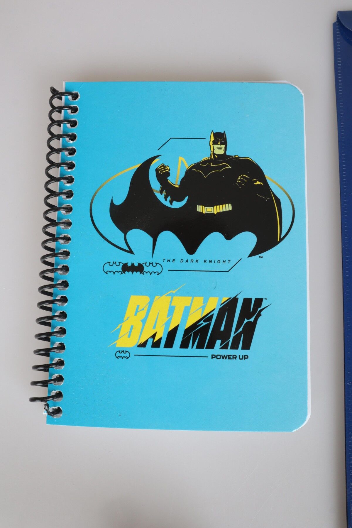 DEKOMUS İLE LİSANSLI BATMAN KALEM ÇANTASI,ÇITÇIT DOSYA,BLOKNOT VE 24'LÜ OKUL ETİKETİ SETİ