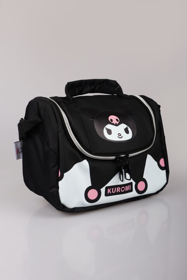 DEKOMUS İLE YENİ SEZON LİSANSLI KUROMI ''SHADOW CHIC KOLEKSİYONU'' TERMOSLU DERİ BESLENME ÇANTASI ''DEKOMUS ISLAK MENDİL HEDİYELİ''