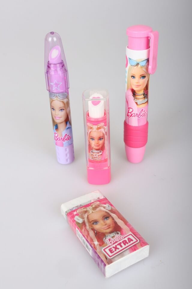 x Dekomus Lisanslı Barbie 4 Adet Silgi Seti Ruj Silgi,Çevirmeli Roket Silgi,Kare Silgi,Roket Silgi,Basmalı Silgi