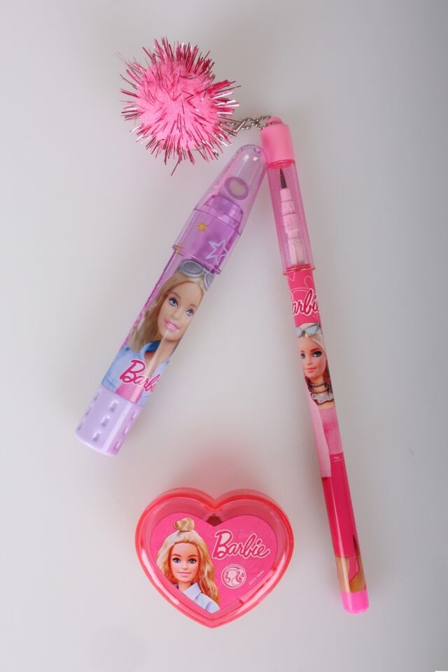 x Dekomus Lisanslı Barbie Ponpon Başlıklı Geçmeli Kurşun Kalem,Roket Silgi ve Kalpli Kalemtraş Seti