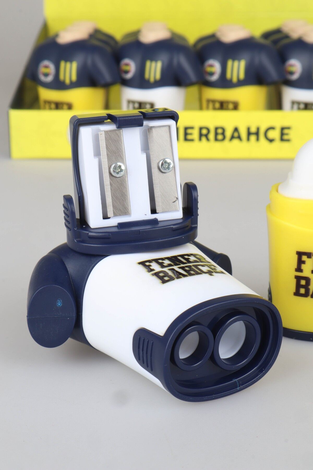 ''DEKOMUS CEP DEFTERİ HEDİYELİ'' LİSANSLI FENERBAHÇE SİLGİLİ FORMA TASARIMLI KALEMTRAŞ ''TEK ADET''