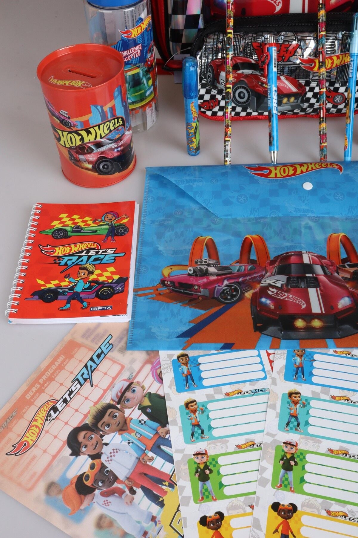 YENİ SEZON LİSANSLI HOT WHEELS OKUL ÇANTASI VE KALEM ÇANTASI İLE MATARA,BESLENME KABI VE KIRTASİYE SETİ ÇITÇIT DOSYA,KALEM,SİLGİ,KUMBARA,KALEMTRAŞ,RESİM DEFTERİ,OKUL ETİKETİ