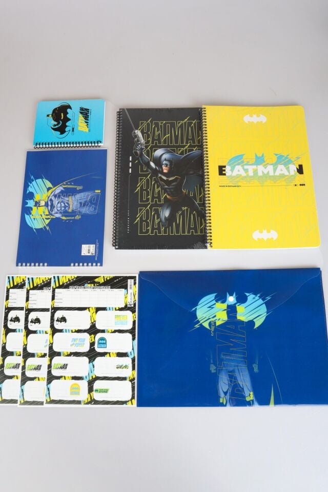DEKOMUS İLE LİSANSLI BATMAN A4 80 YAPRAK 2 ADET DEFTER ,ÇITÇIT DOSYA,RESİM DEFTERİ VE 24'LÜ OKUL ETİKETİ KIRTASİYE SETİ