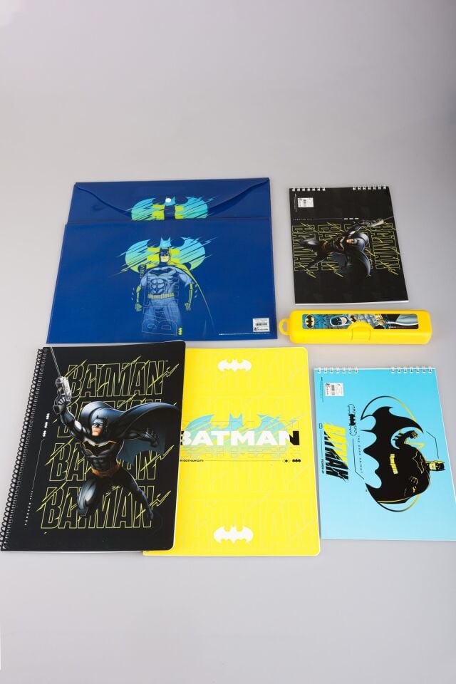 DEKOMUS İLE LİSANSLI BATMAN A4 80 YAPRAK 2 ADET DEFTER , 2 ADET ÇITÇIT DOSYA,RESİM DEFTERİ VE KALEM KUTUSU KIRTASİYE SETİ