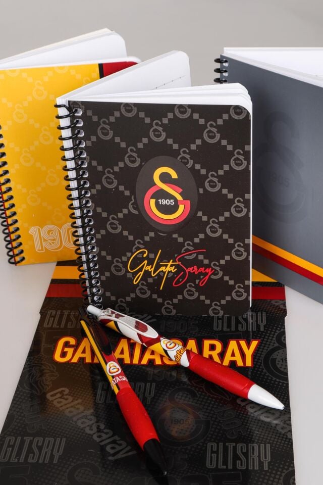 ''DEKOMUS CEP DEFTERİ HEDİYELİ'' YENİ SEZON LİSANSLI GALATASARAY SERT KAPAK BLOKNOT VE VERSATİL UÇLU KALEM 0.7 MM 2'LİSİ
