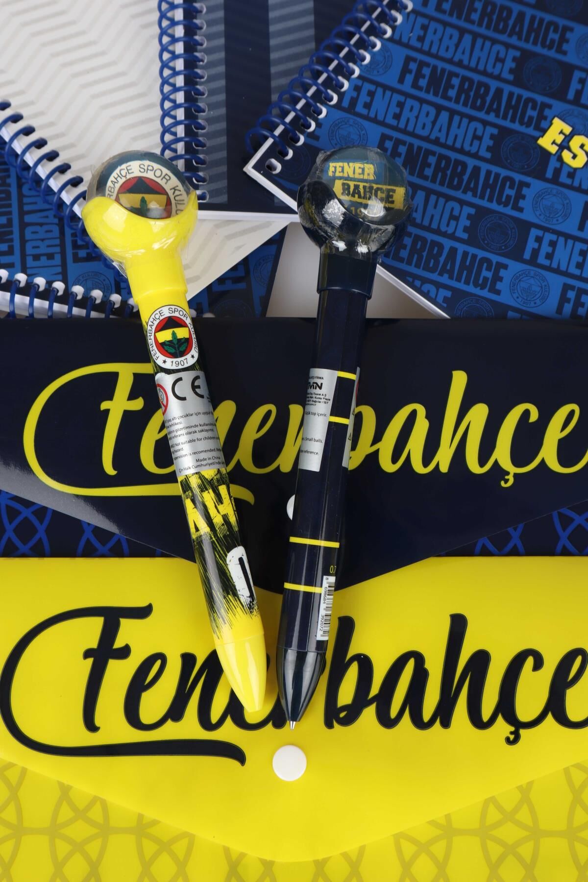 LİSANSLI FENERBAHÇE A4 SPIRALLI 2 ADET KARELİ,2 ADET ÇİZGİLİ DEFTER,TOP BAŞLIKLI UÇLU KALEM,16'LI OKUL ETİKETİ,2 ADET ÇITÇIT DOSYA SETİ
