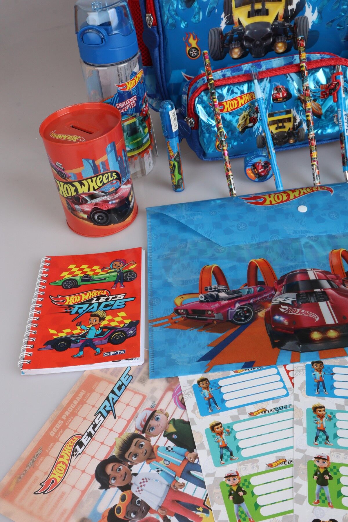 DEKOMUS İLE YENİ SEZON LİSANSLI HOT WHEELS İLKOKUL ÇANTASI VE KALEM ÇANTASI İLE MATARA,BESLENME KABI VE KIRTASİYE SETİ ÇITÇIT DOSYA,KALEM,SİLGİ,KUMBARA,KALEMTRAŞ,RESİM DEFTERİ,OKUL ETİKETİ