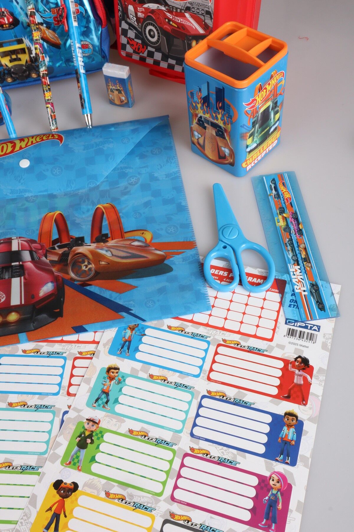 DEKOMUS İLE YENİ SEZON LİSANSLI HOT WHEELS İLKOKUL ÇANTASI VE KALEM ÇANTASI İLE MATARA,BESLENME KABI VE KIRTASİYE SETİ ÇITÇIT DOSYA,KALEM,SİLGİ,KUMBARA,KALEMTRAŞ,RESİM DEFTERİ,OKUL ETİKETİ
