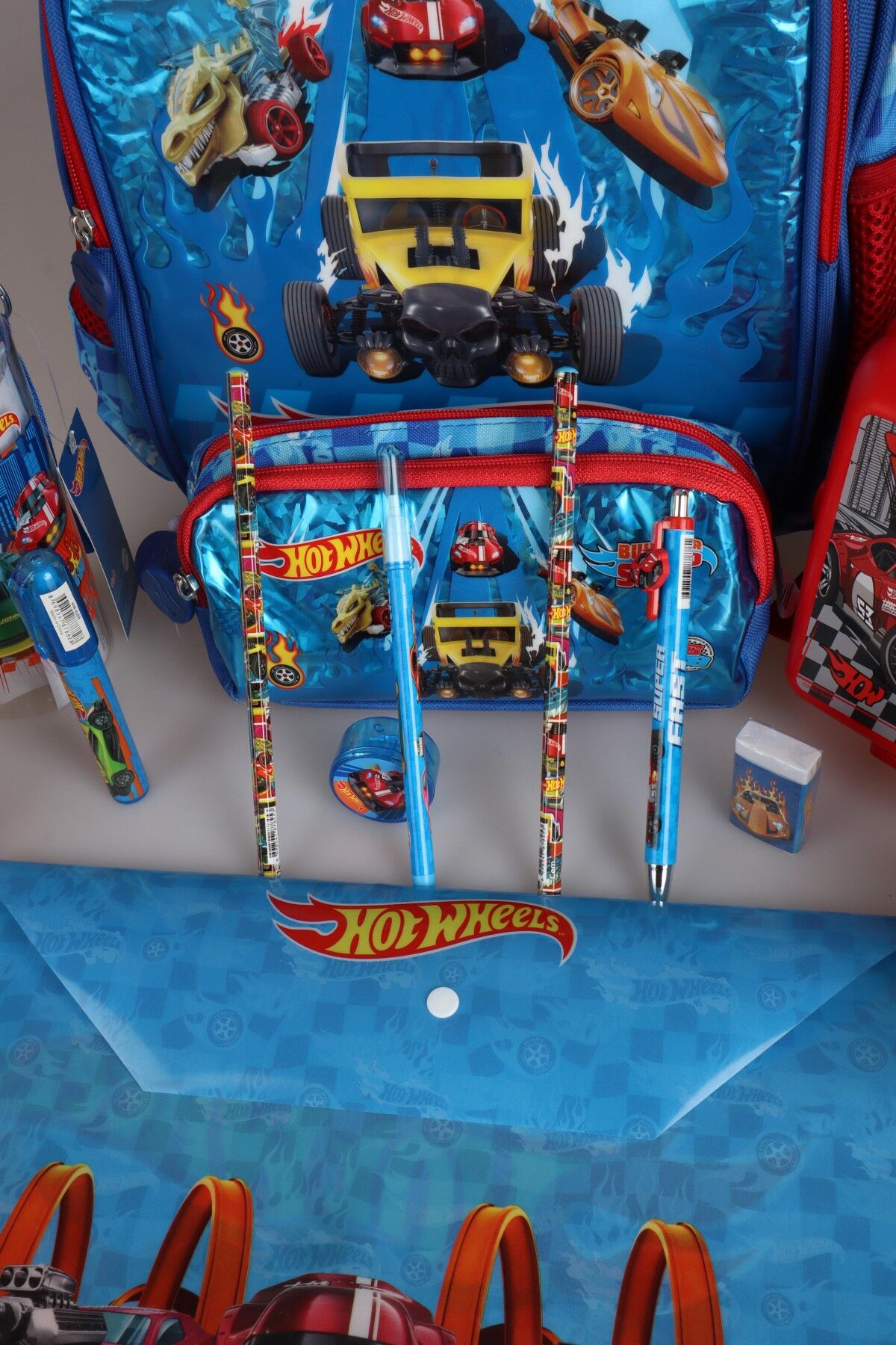 DEKOMUS İLE YENİ SEZON LİSANSLI HOT WHEELS İLKOKUL ÇANTASI VE KALEM ÇANTASI İLE MATARA,BESLENME KABI VE KIRTASİYE SETİ ÇITÇIT DOSYA,KALEM,SİLGİ,KUMBARA,KALEMTRAŞ,RESİM DEFTERİ,OKUL ETİKETİ