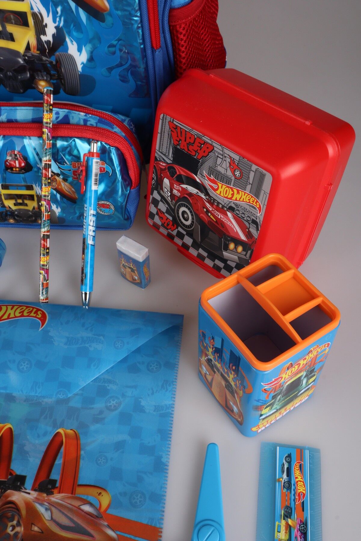 DEKOMUS İLE YENİ SEZON LİSANSLI HOT WHEELS İLKOKUL ÇANTASI VE KALEM ÇANTASI İLE MATARA,BESLENME KABI VE KIRTASİYE SETİ ÇITÇIT DOSYA,KALEM,SİLGİ,KUMBARA,KALEMTRAŞ,RESİM DEFTERİ,OKUL ETİKETİ