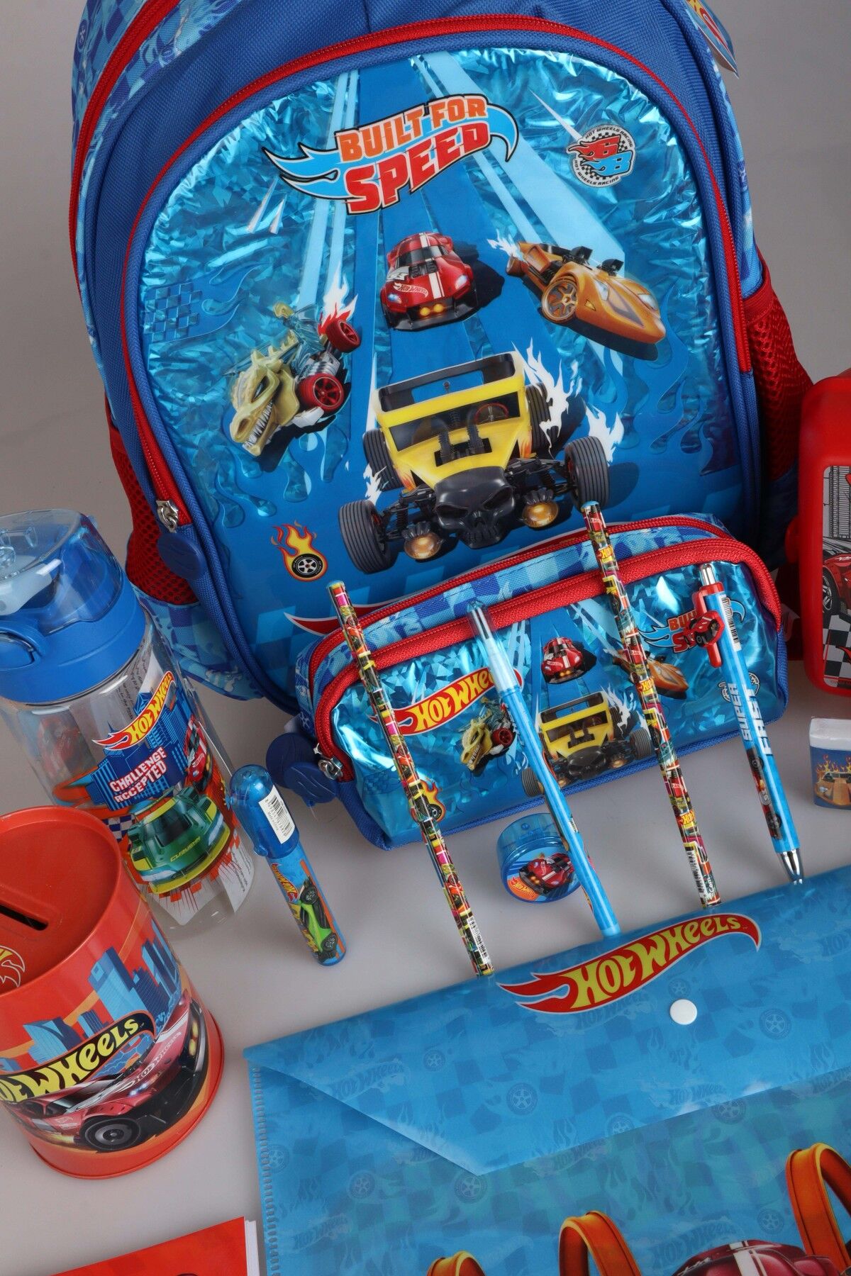 DEKOMUS İLE YENİ SEZON LİSANSLI HOT WHEELS İLKOKUL ÇANTASI VE KALEM ÇANTASI İLE MATARA,BESLENME KABI VE KIRTASİYE SETİ ÇITÇIT DOSYA,KALEM,SİLGİ,KUMBARA,KALEMTRAŞ,RESİM DEFTERİ,OKUL ETİKETİ
