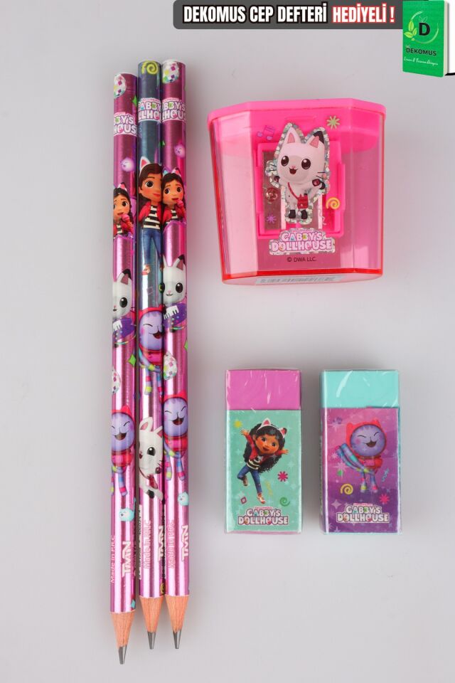 Lisanslı Gabby’s Dollhouse 3 Adet Kurşun Kalem,2 Adet Silgi ve Kalemtraş Seti Dekomus Cep Defteri Hediyeli