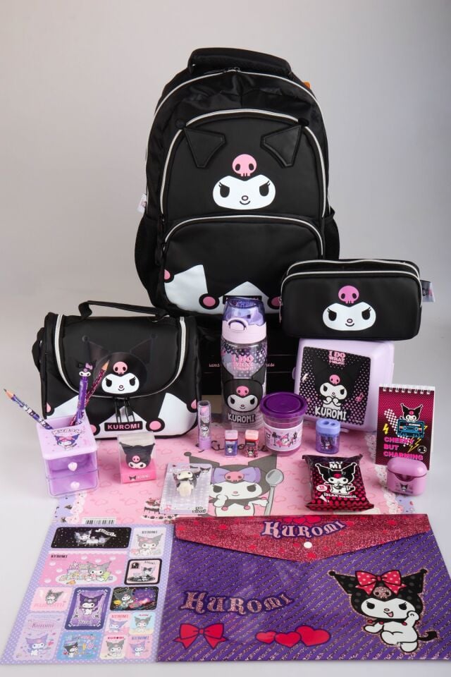 DEKOMUS İLE YENİ SEZON LİSANSLI KUROMI ''SHADOW CHIC KOLEKSİYONU'' DERİ OKUL,TERMOSLU DERİ BESLENME VE KALEM ÇANTASI İLE PREMIUM FULL+FULL KIRTASİYE SETİ