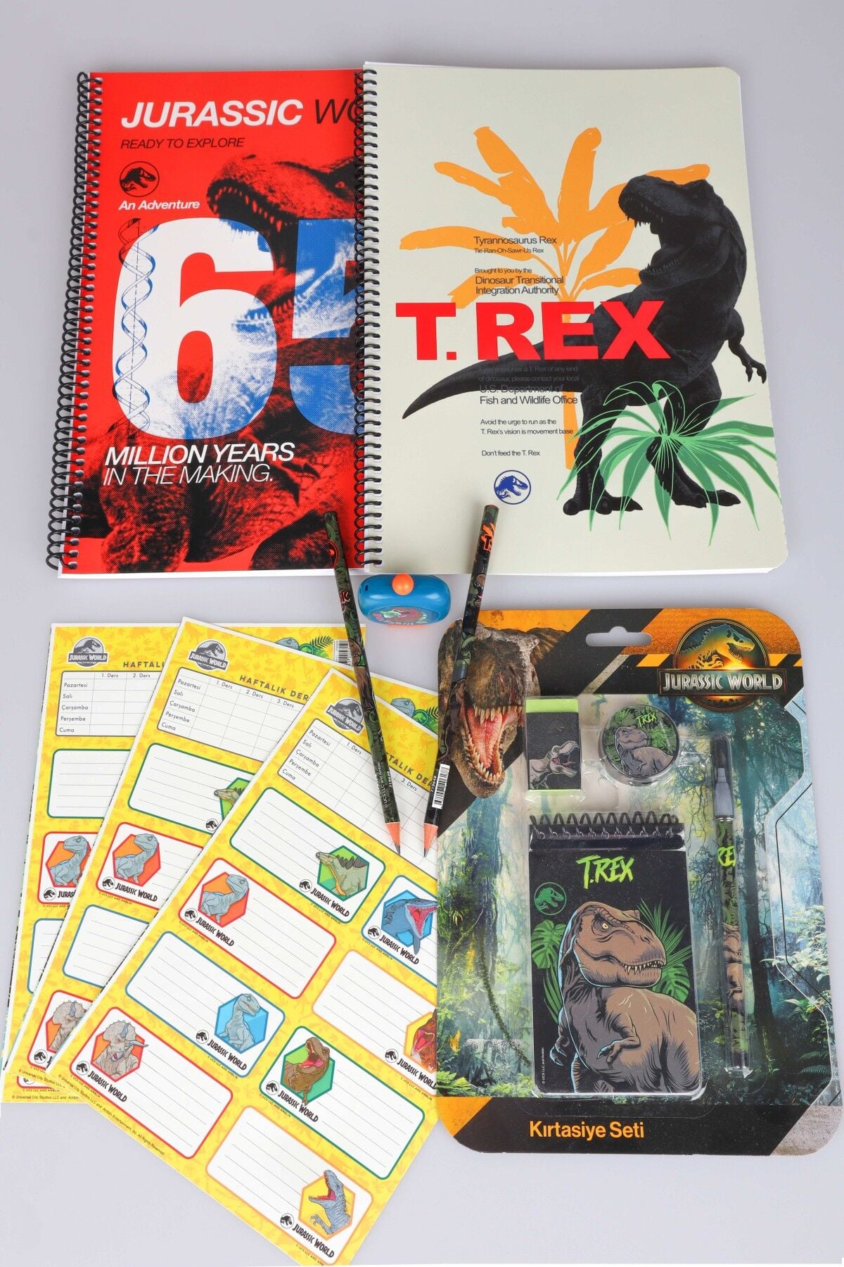 Dekomus, Jurassıc World Lisanslı Kareli ve Çizgili A4 Defter,Kurşun Kalem,Okul Etiketi,Silgi,Kalemtraş Seti