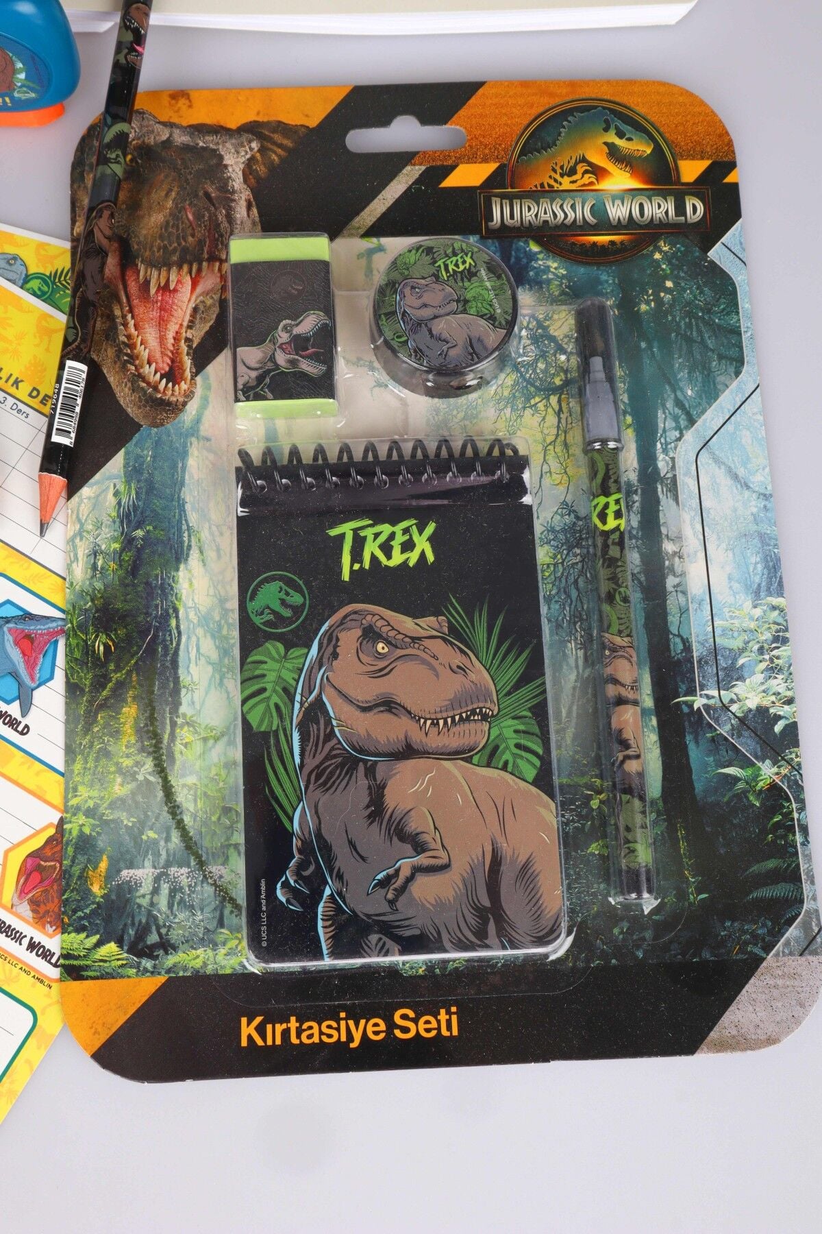 Dekomus, Jurassıc World Lisanslı Kareli ve Çizgili A4 Defter,Kurşun Kalem,Okul Etiketi,Silgi,Kalemtraş Seti