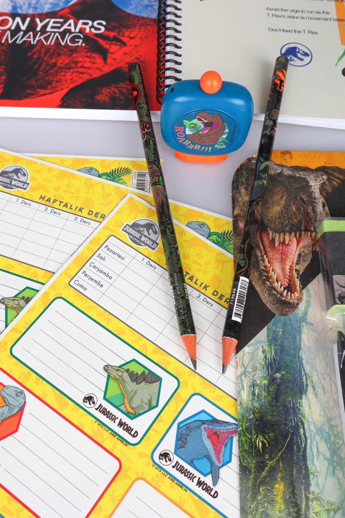 Dekomus, Jurassıc World Lisanslı Kareli ve Çizgili A4 Defter,Kurşun Kalem,Okul Etiketi,Silgi,Kalemtraş Seti