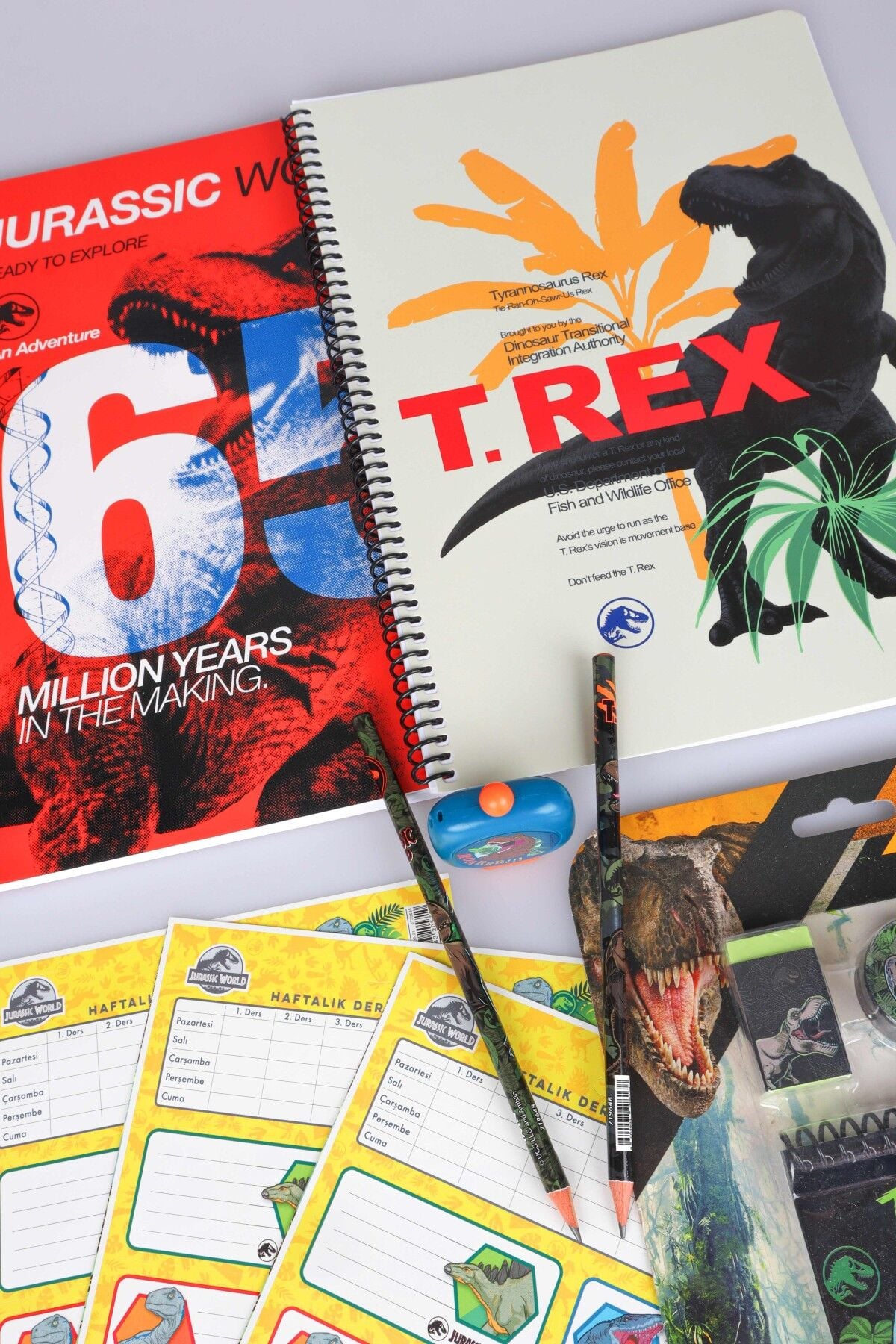 Dekomus, Jurassıc World Lisanslı Kareli ve Çizgili A4 Defter,Kurşun Kalem,Okul Etiketi,Silgi,Kalemtraş Seti