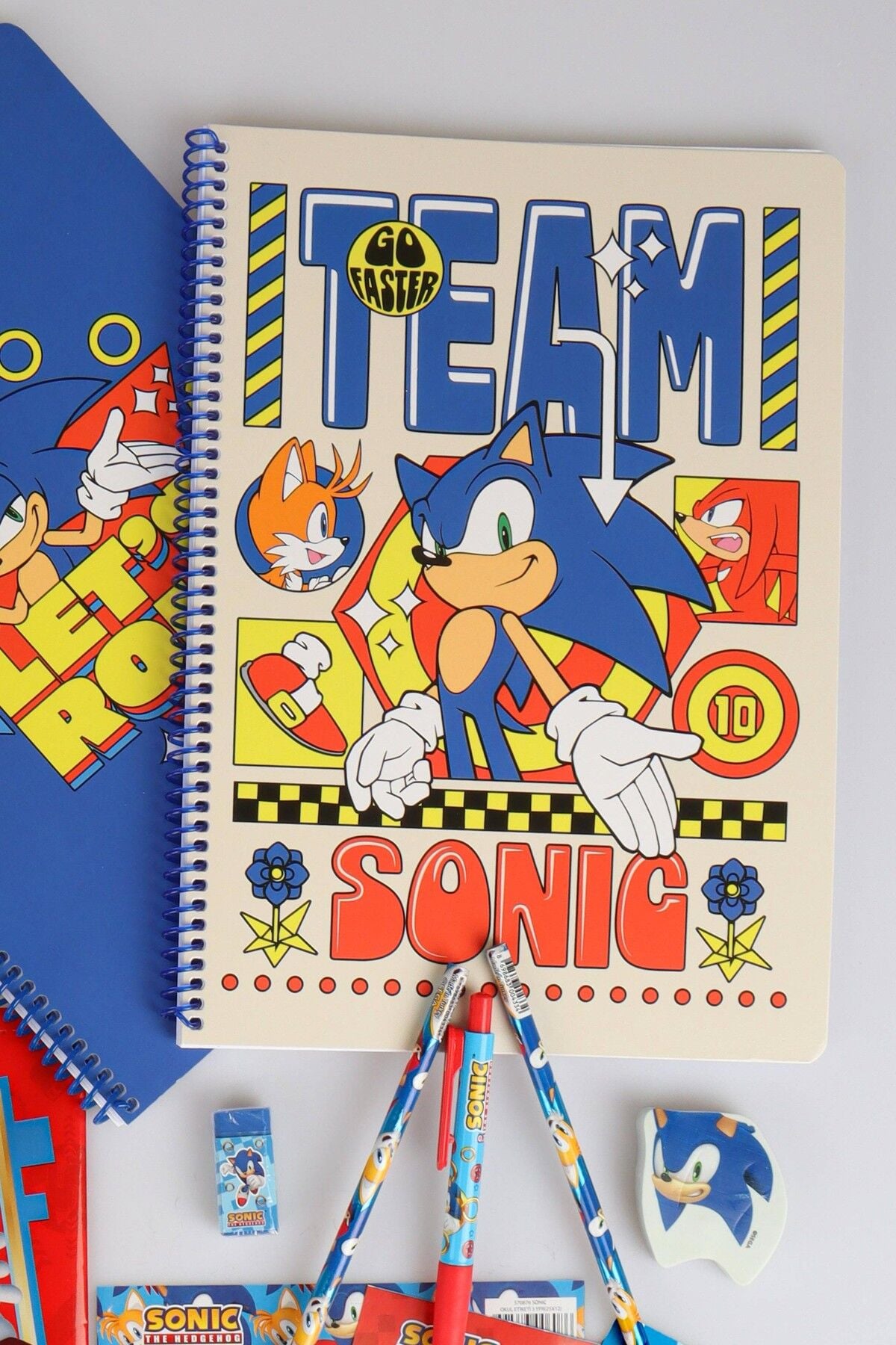 x Dekomus ''Speed Force Collection'' Lisanslı Sonic 12 Parça Kırtasiye Seti 2 adet A4 defter,Çıtçıt Dosya,Okul Etiketi