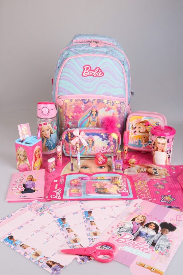 DEKOMUS İLE YENİ SEZON LİSANSLI BARBIE'NİN DENİZ KIZI RÜYASI KOLEKSİYONU OKUL VE KALEM ÇANTASI İLE 500 ML MATARA,BESLENME KABI FULL KIRTASİYE SETİ