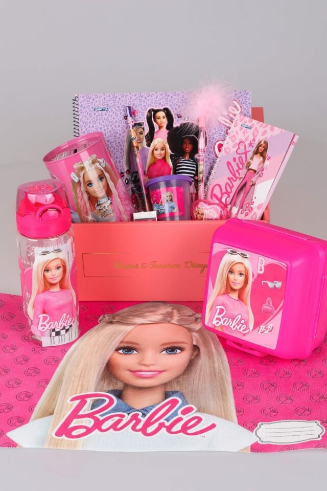 DEKOMUS ÖZEL KUTULU LİSANSLI BARBIE MATARA,BESLENME ÖRTÜSÜ,BESLENME KABI,TÜYLÜ GEÇMELİ KURŞUN KALEM,SİLGİ,KALEMTRAŞ,KUMBARA ''FULL'' HOBİ KIRTASİYE SETİ