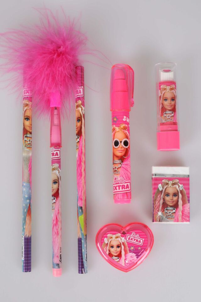 DEKOMUS İLE LİSANSLI BARBIE 7'Lİ KIRTASİYE SETİ 2 ADET KURŞUN KALEM,TÜYLÜ GEÇMELİ KALEM,ROKET SİLGİ,RUJ SİLGİ, VE KALPLİ KALEMTRAŞ SETİ