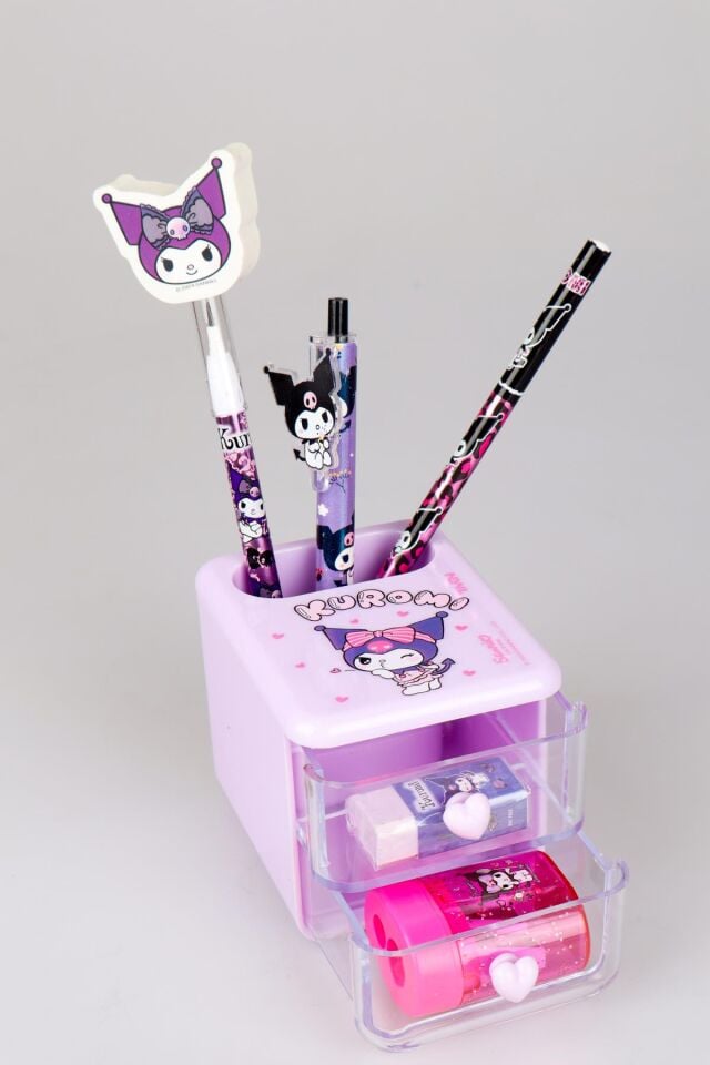 DEKOMUS İLE YENİ SEZON LİSANSLI KUROMI MASA KALEMLİĞİ,SİLGİ TEPELİ GEÇMELİ KALEM,VERSATİL UÇLU KALEM,KURŞUN KALEM,SİLGİ VE KALEMTRAŞ SETİ