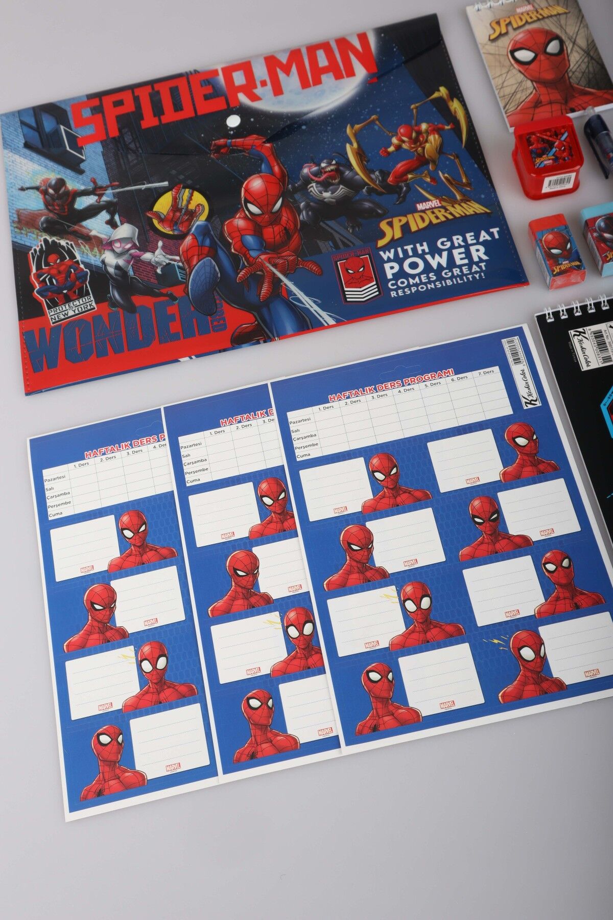 LİSANSLI SPIDERMAN 14 PARÇA KIRTASİYE SETİ,ÇITÇIT DOSYA,OKUL ETİKETİ,BLOKNOT,3 ADET KURŞUN KALEM,KALEMTRAŞ,ROKET SİLGİ