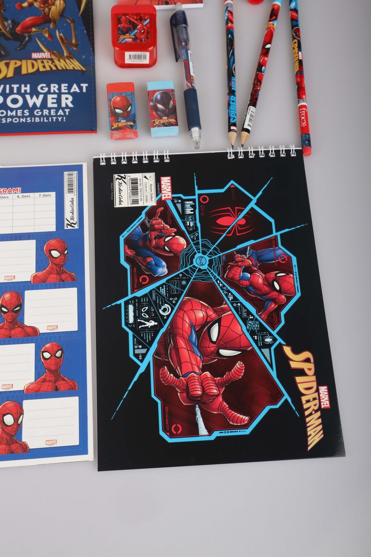 LİSANSLI SPIDERMAN 14 PARÇA KIRTASİYE SETİ,ÇITÇIT DOSYA,OKUL ETİKETİ,BLOKNOT,3 ADET KURŞUN KALEM,KALEMTRAŞ,ROKET SİLGİ